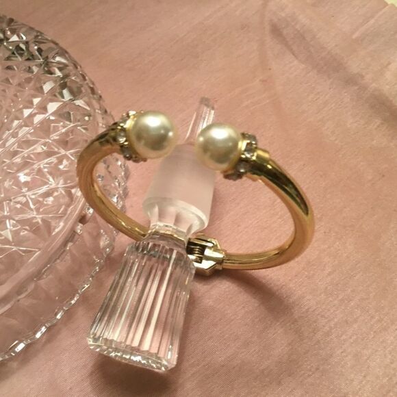 NWOT INC International Concepts (Macy’s brand) Goldtone & Faux Pearl Bracelet - Picture 1 of 5